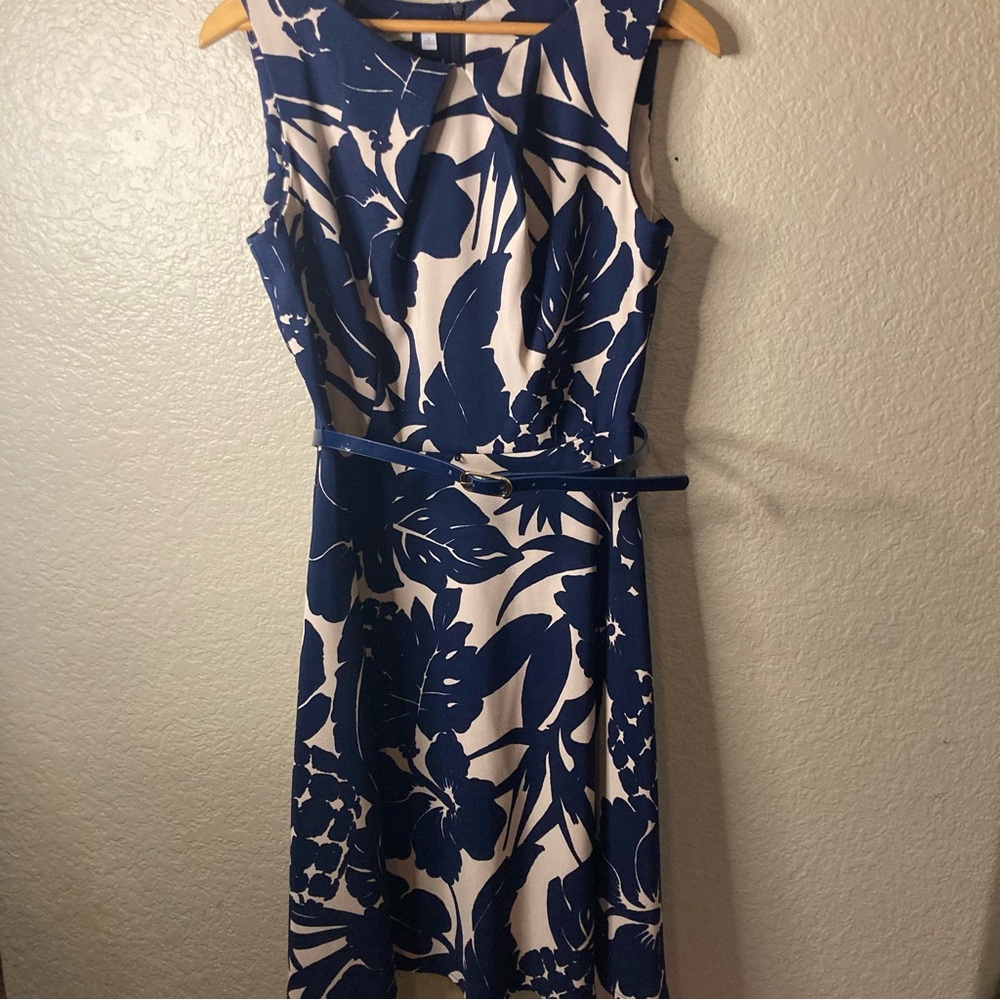 Darby Signature blue and cream, tropical pattern with belt size 8. Excellent Con